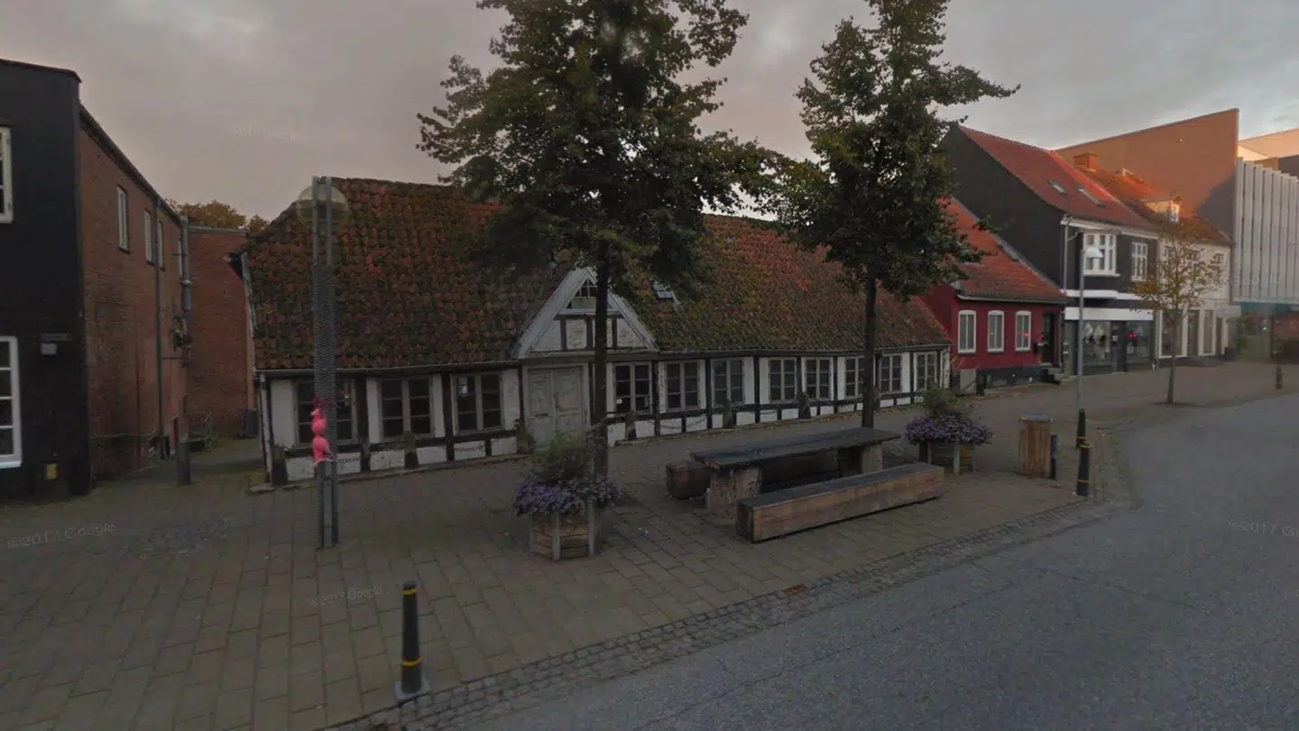 Munkekroen i Skanderborg er fredet, men nu skal bygningen rives ned og genopføres et andet sted.