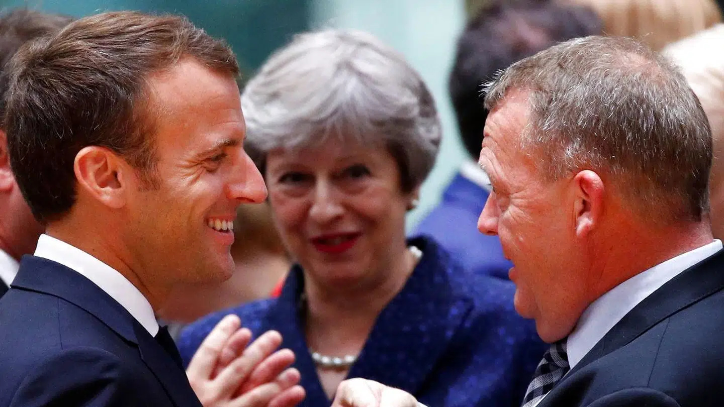 Her snakker Emmanuel Macron med Lars Løkke Rasmussen ved et topmøde i Bruxelles i juni. Storbritanniens pemierminister, Theresa May, er med på en lytter. Foto: REUTERS/Francois Lenoir