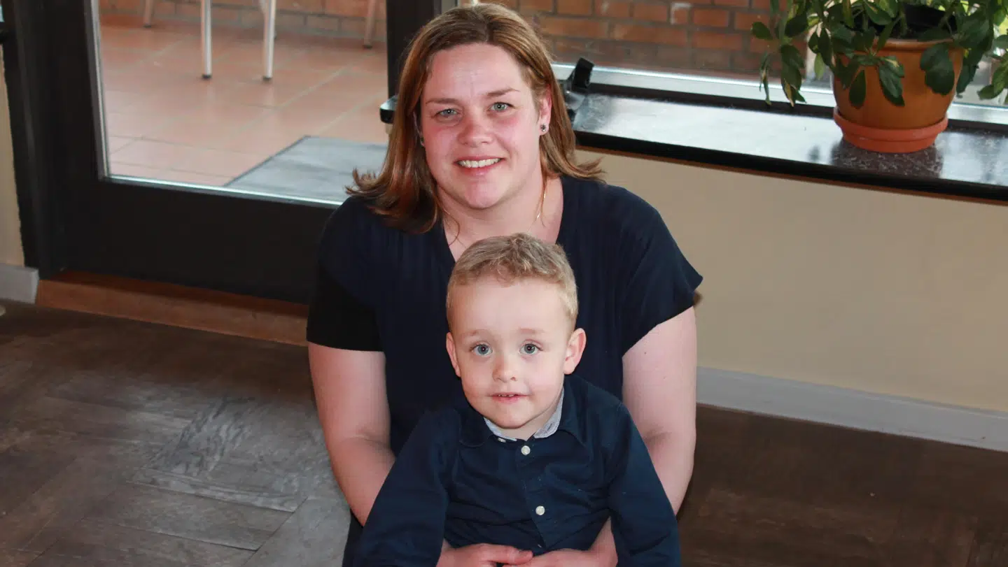 Tanja Sveinsson og sønnen Bjarke i 2015. Foto: Privat.