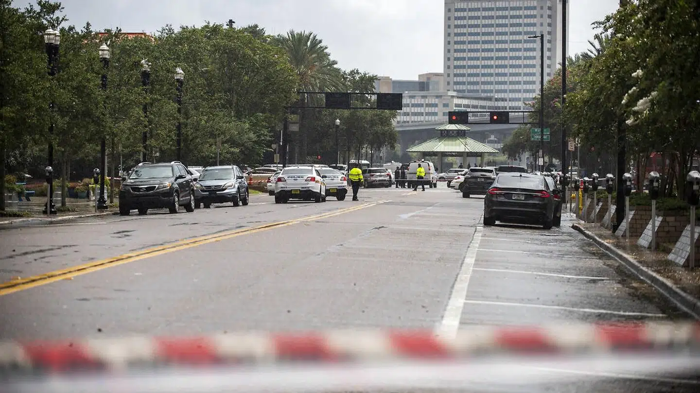 Politiet har afspærret en gade tæt ved shoppingcentret Jacksonville Landing.