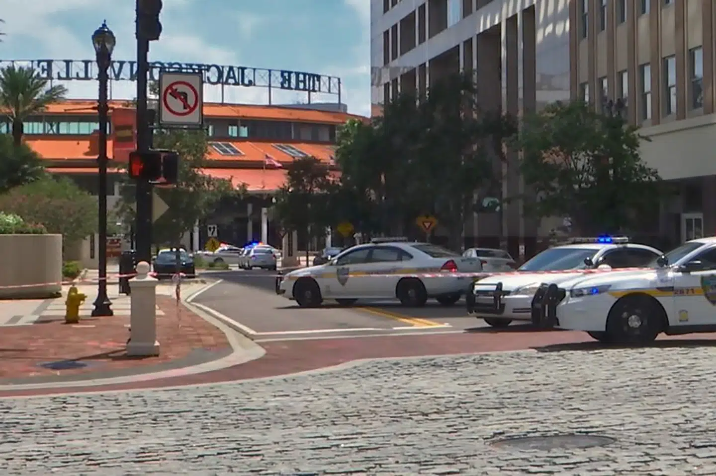 Indkøbscentret Jacksonville Landing blev afspærret af politiet efter det skyderi, der søndag fandt sted på en netcafé i centret. Flere mennesker er dræbt ved skyderiet. Ho/Ritzau Scanpix
