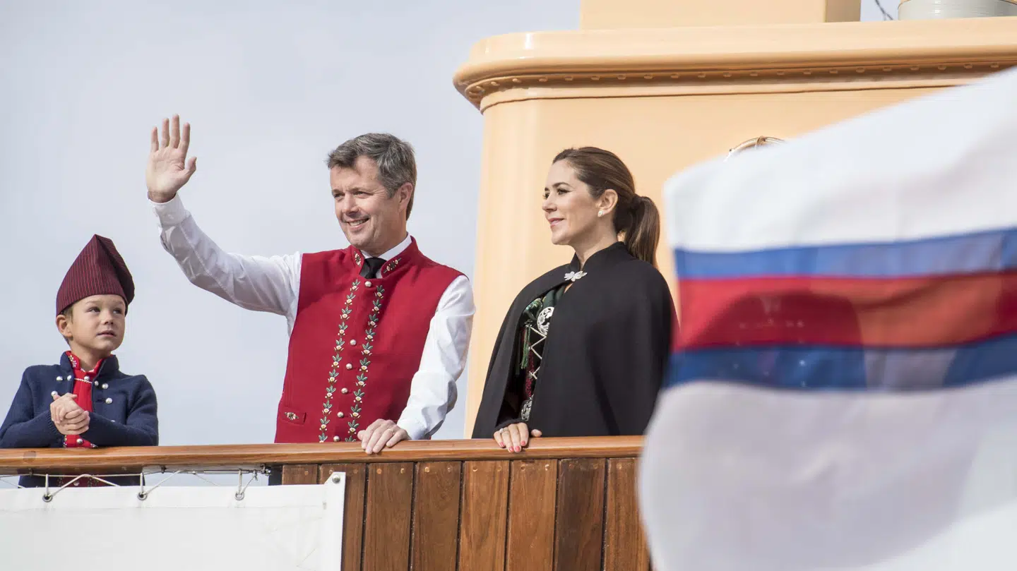 Lørdag ved indsejling til byen Glyvrar havde Kronprinsen for en stund smidt den omtalte jakke.