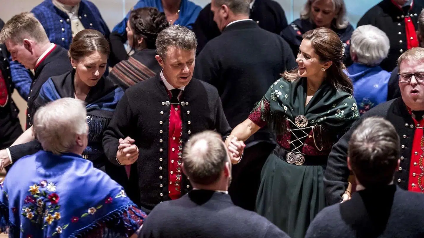 Gæsterne rykkede langsomt tættere og tættere sammen, efterhånden som flere kom til under kædedansen.