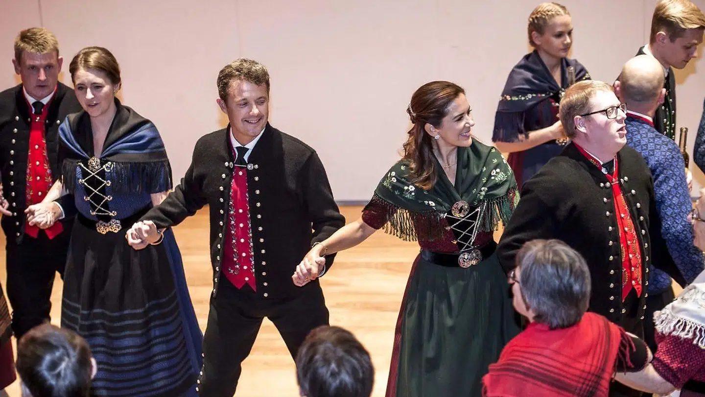 Kronprins Frederik og kronprinsesse Mary dansede entusiastisk med.