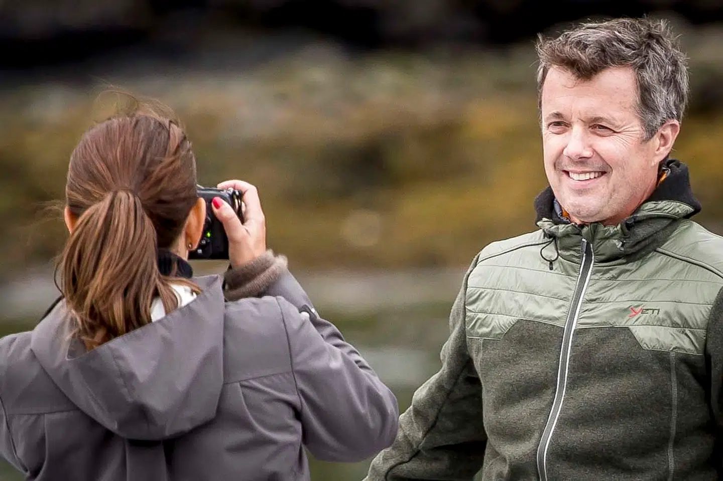 Kronprinsesse Mary tager billeder af kronprins Frederik, mens de sejler forbi Færøernes største vandfald i forbindelse med deres officielle besøg på Færøerne.