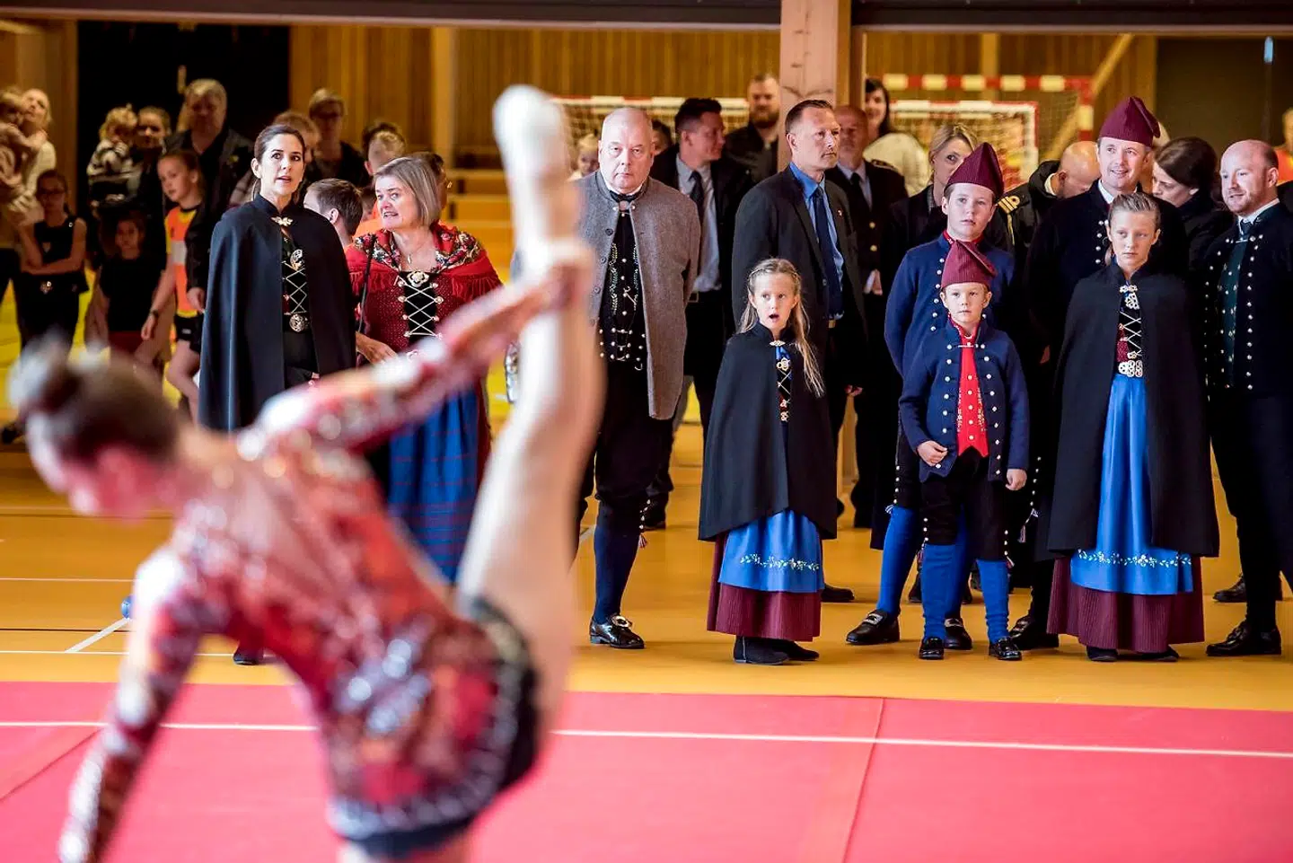 Prinsesse Josephine, prins Christian, prins Vincent, kronprins Frederik og prinsesse Isabella ser gymnastikopvisning i idrætshallen i Bylgjan i forbindelse med deres officielle besøg på Færøerne.
