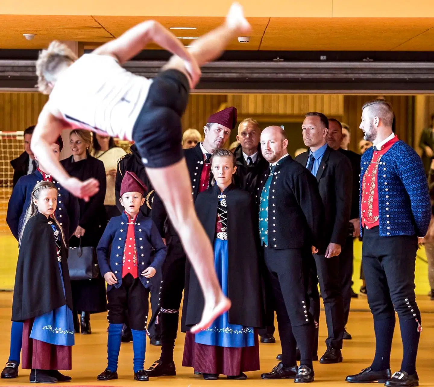 Prinsesse Josephine, prins Christian, prins Vincent, kronprins Frederik og prinsesse Isabella ser gymnastikopvisning i idrætshallen i Bylgjan.