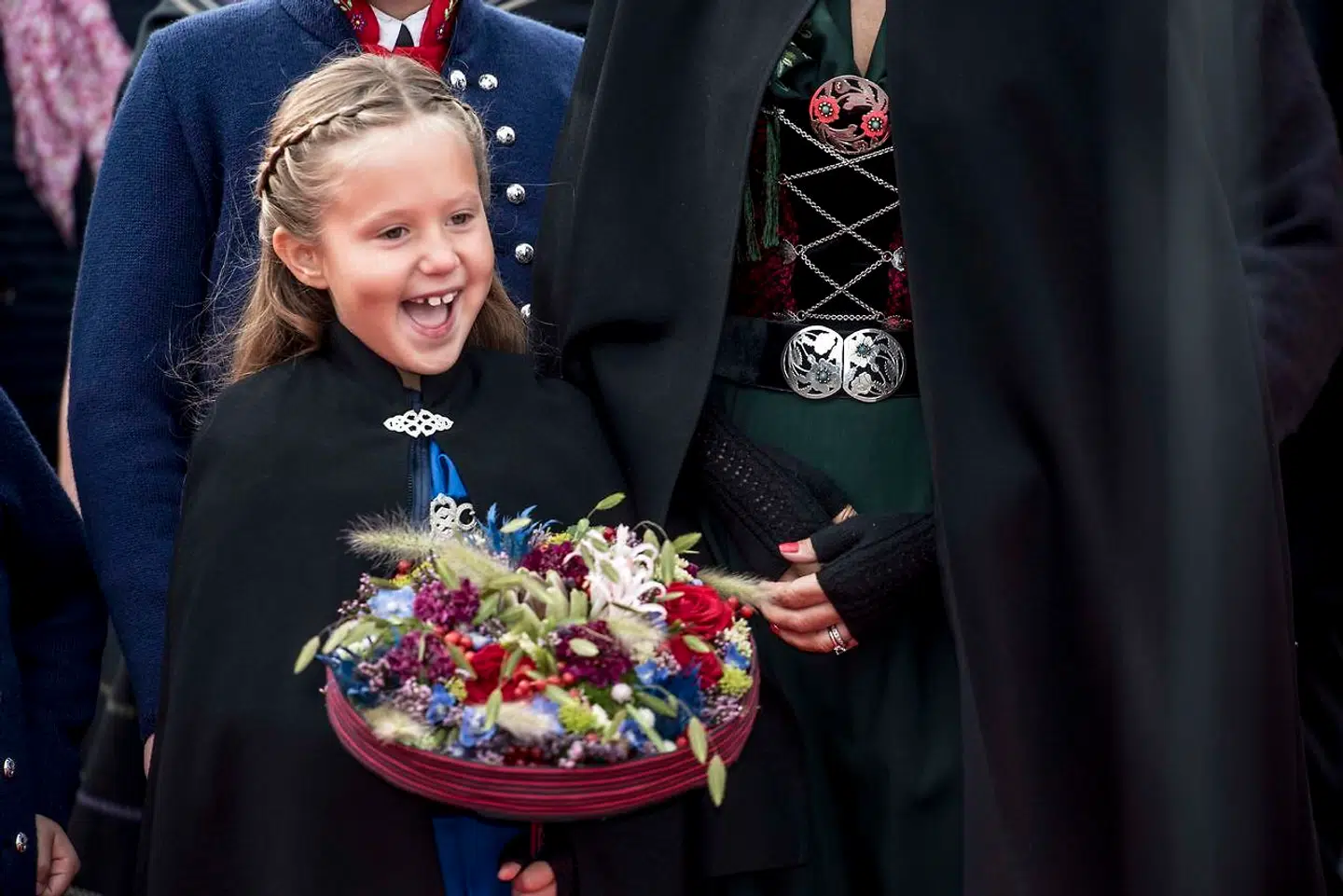 Prinsesse Josephine låner kronprinsesse Marys blomsterbuket efter ankomst med Dannebrog til havnen ved Bakkafrost.