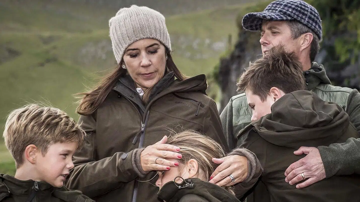 Prinsesse Josephine og prins Christian får en krammer af kronprinsessen og kronprinsen.