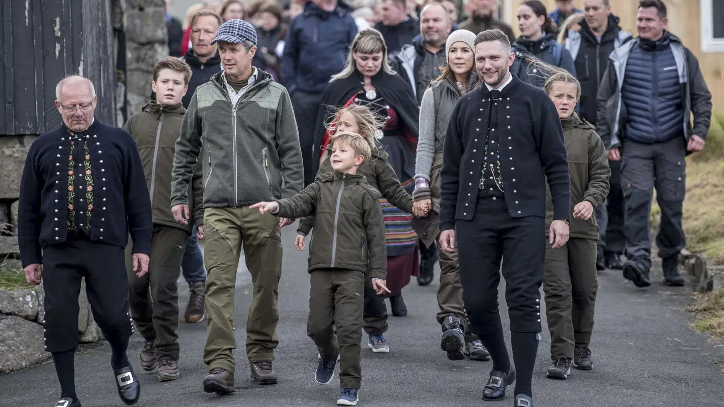 Prins Vincent gik entusiastisk i front på turen rundt i bygden Mikladalur.