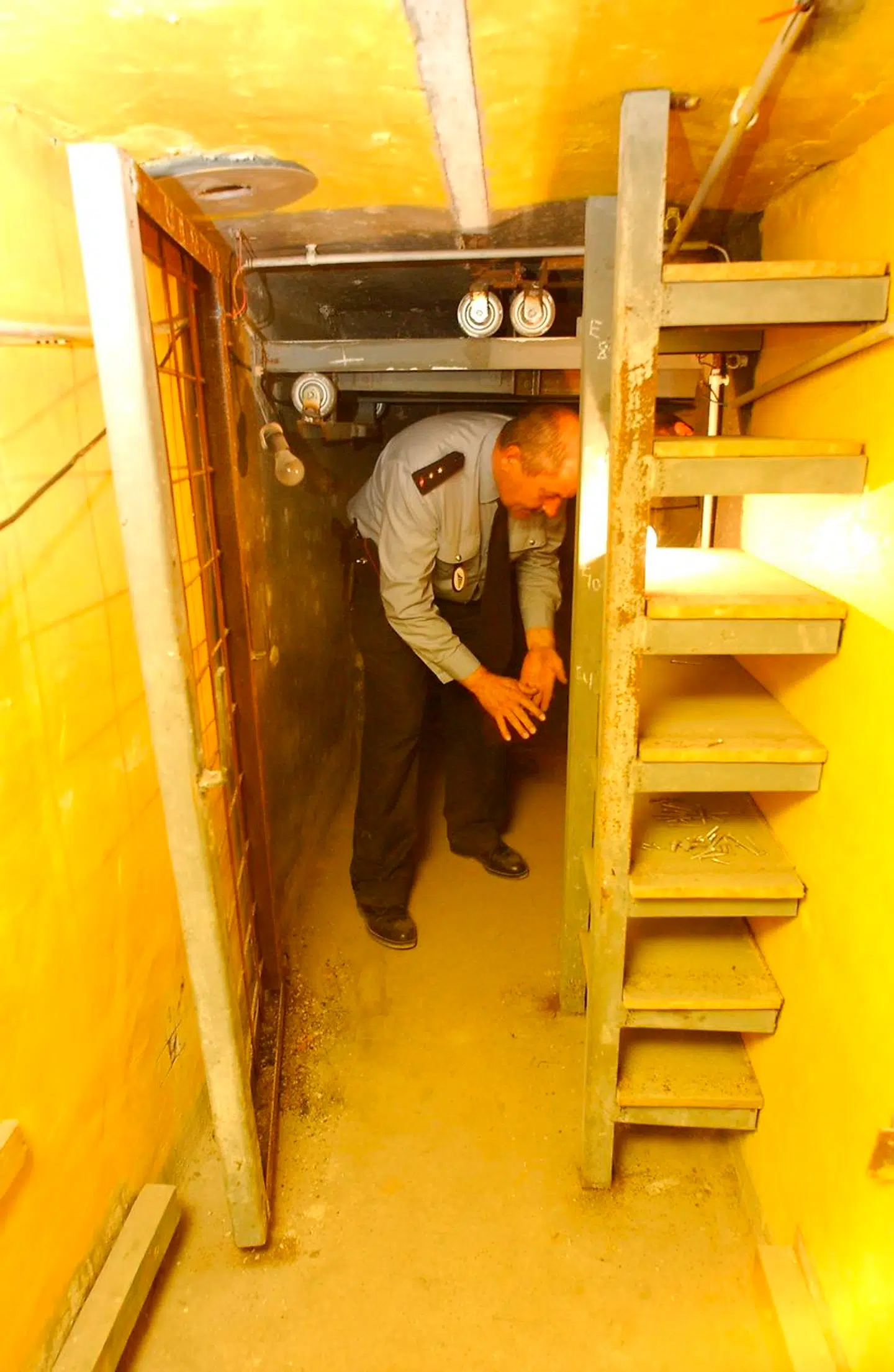 ARKIVFOTO af en politibetjent i det hemmelige kælderrum.