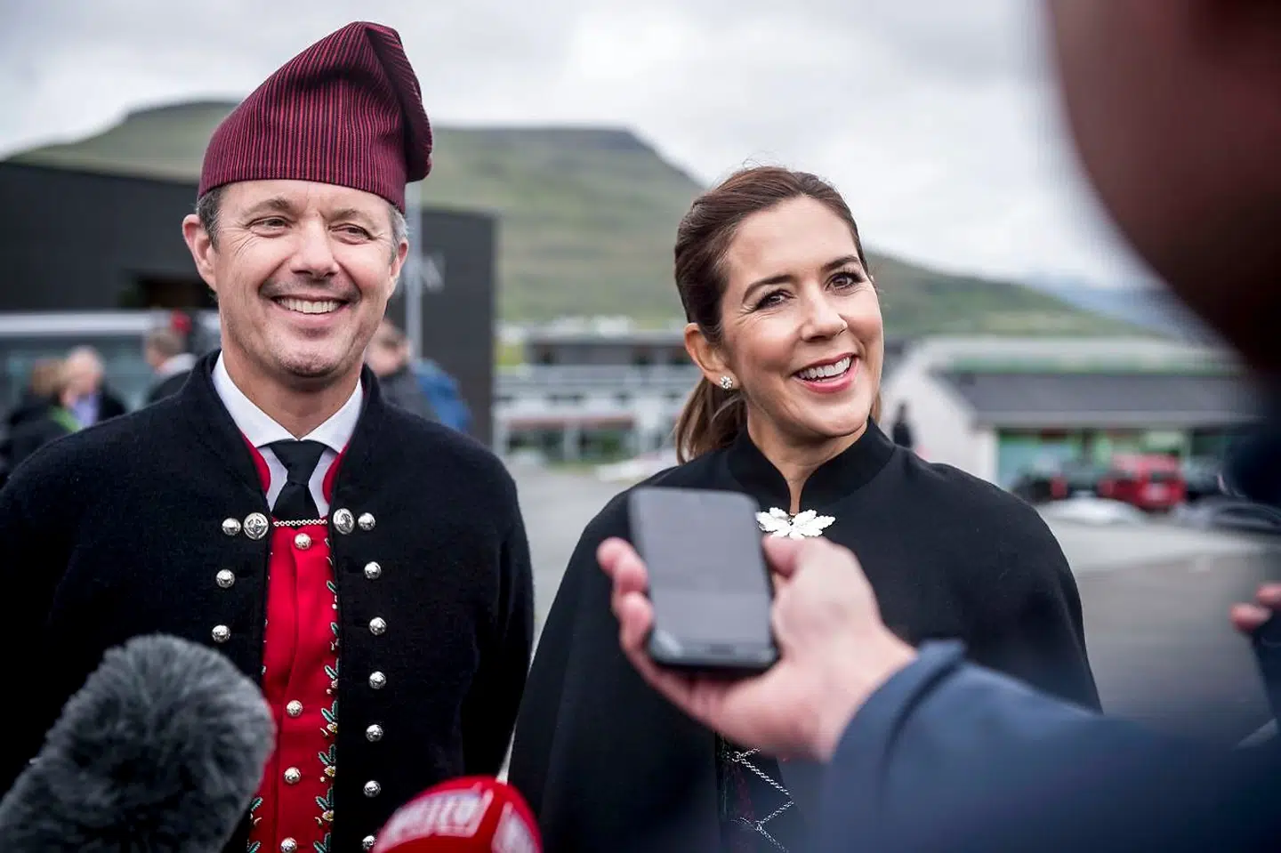 Kronprinsparret havde smil på læben under interviewet med den danske presse.