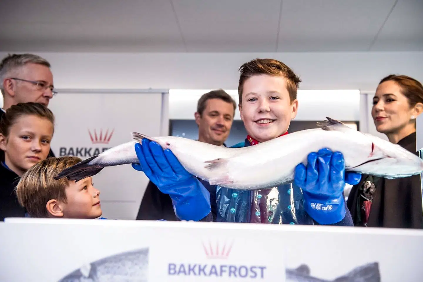 Prins Christian poserer med en laks på Bakkafrost.