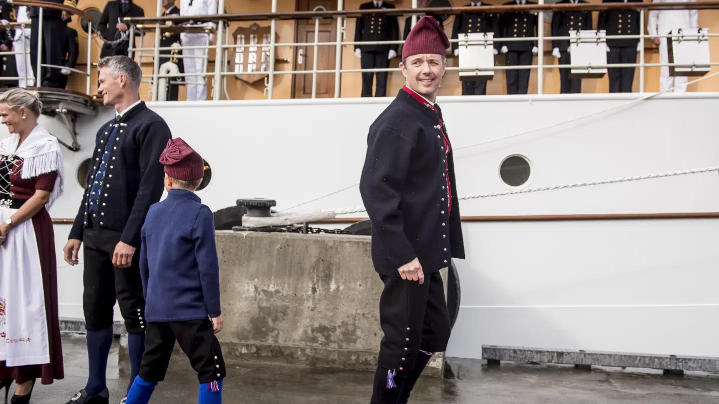 Kronprins Frederik i nationaldragten efter ankomst til Tórshavn torsdag.