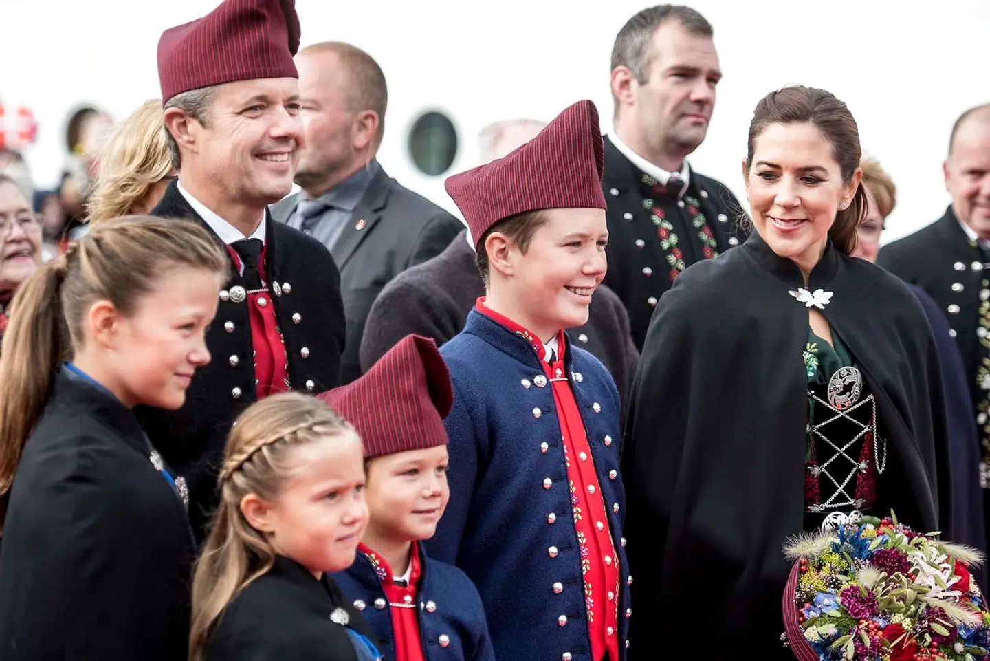 Prins Vincent, kronprins Frederik, kronprinsesse Mary, prins Christian, prinsesse Isabella og prinsesse Josephine efter ankomst med Dannebrog til havnen ved Bakkafrost.