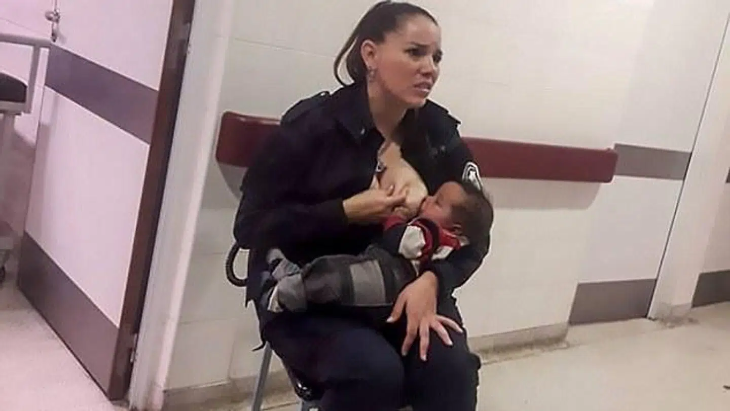 Dette billede af den argentinske politibetjent Celeste Ayala er blevet delt verden over. Her ammer hun et fremmed grædende barn, mens hun er på vagt på et børnehospital i Buenos Aires.