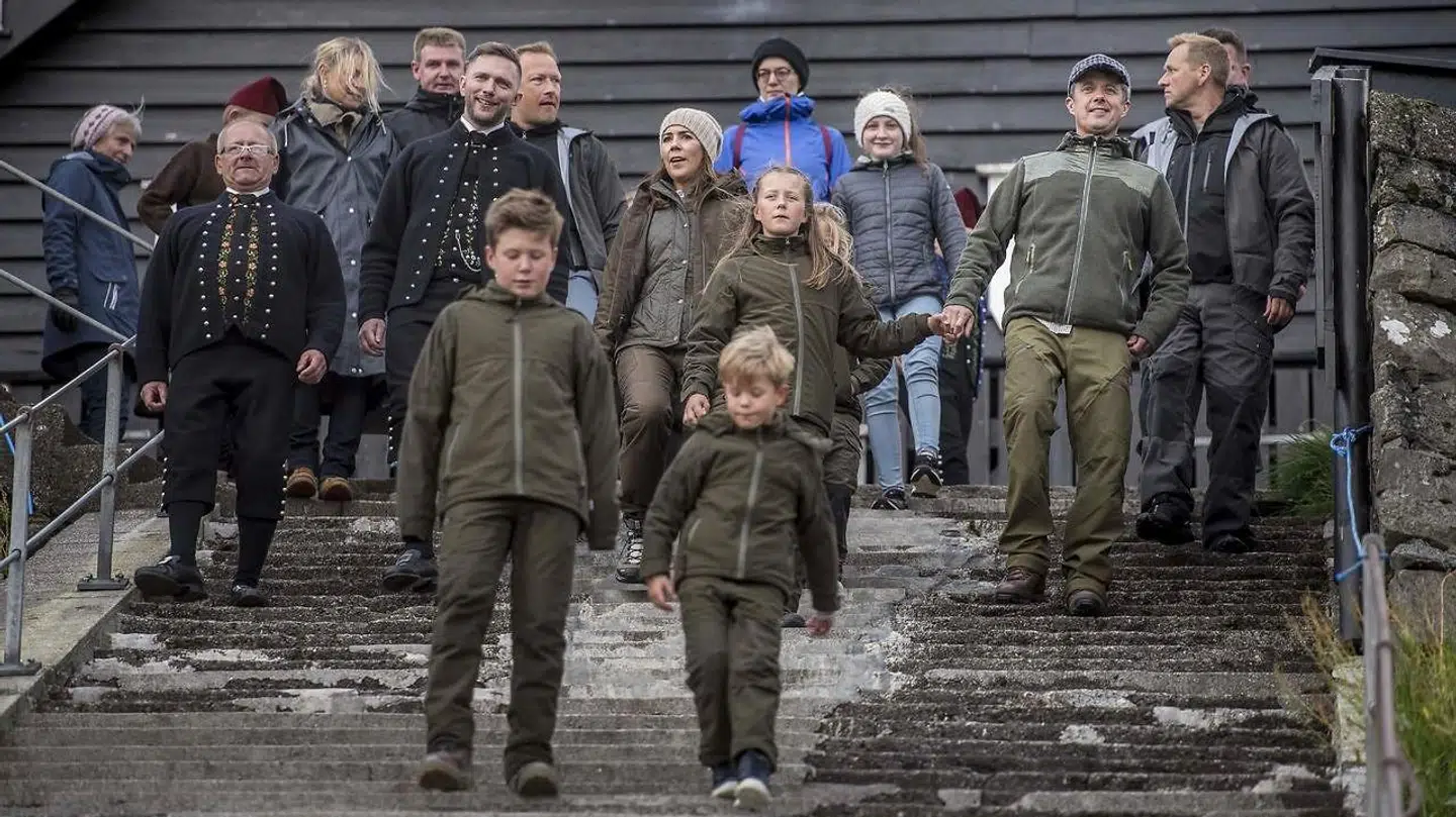 Prins Vincent gik forrest og ledte familien ned ad de mange trapper, der fører til vandkanten.