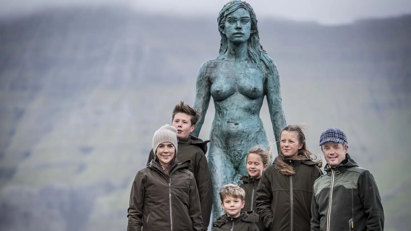 Prins Christian, kronprinsesse Mary, prins Vincent, prinsesse Josephine, prinsesse Isabella og kronprins Frederik ved statuen 'Sælkvinden' i Mikladalur.