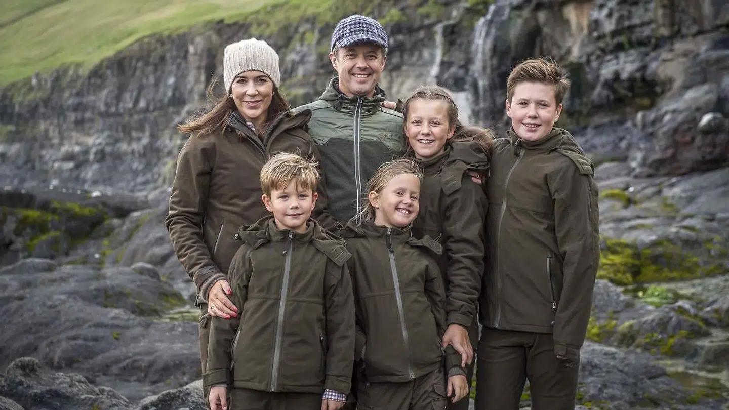 Kronprinsfamilien stillede op til et gruppebillede.