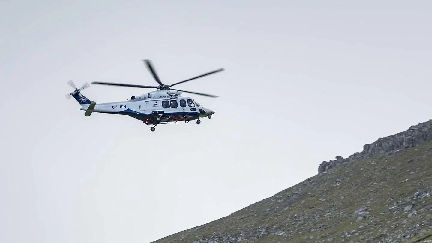 Kronprinsfamilien ankom til Mikladalur i helikopter.
