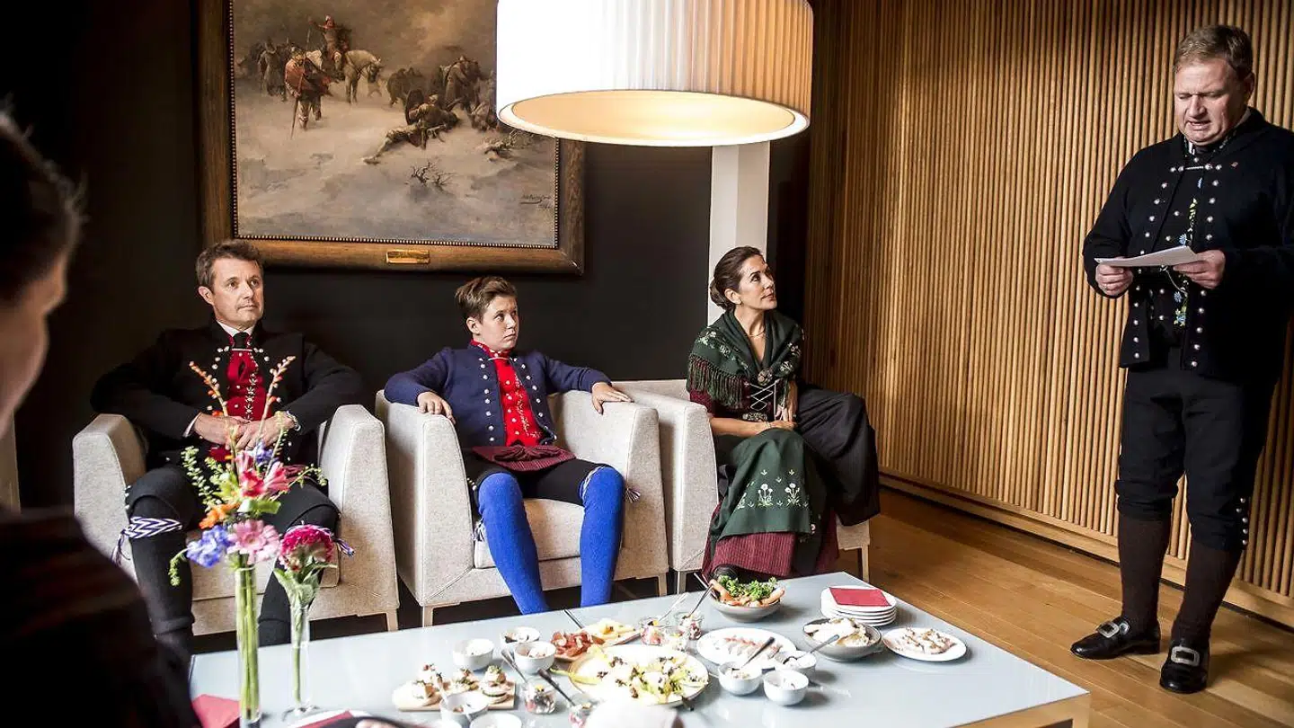 Kronprins Frederik, prins Christian og kronprinsesse Mary besøgte torsdag Lagtinget i Tórshavn, hvor Páll á Reynatúgvu var vært.