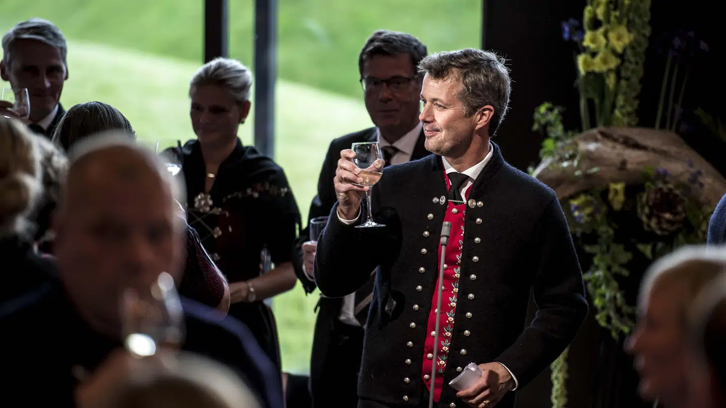 Kronprins Frederik holder tale under middag i Nordens Hus i Tórshavn i forbindelse med kronprinsparrets officielle besøg på Færøerne. Her var lagtingsformanden også til stede.