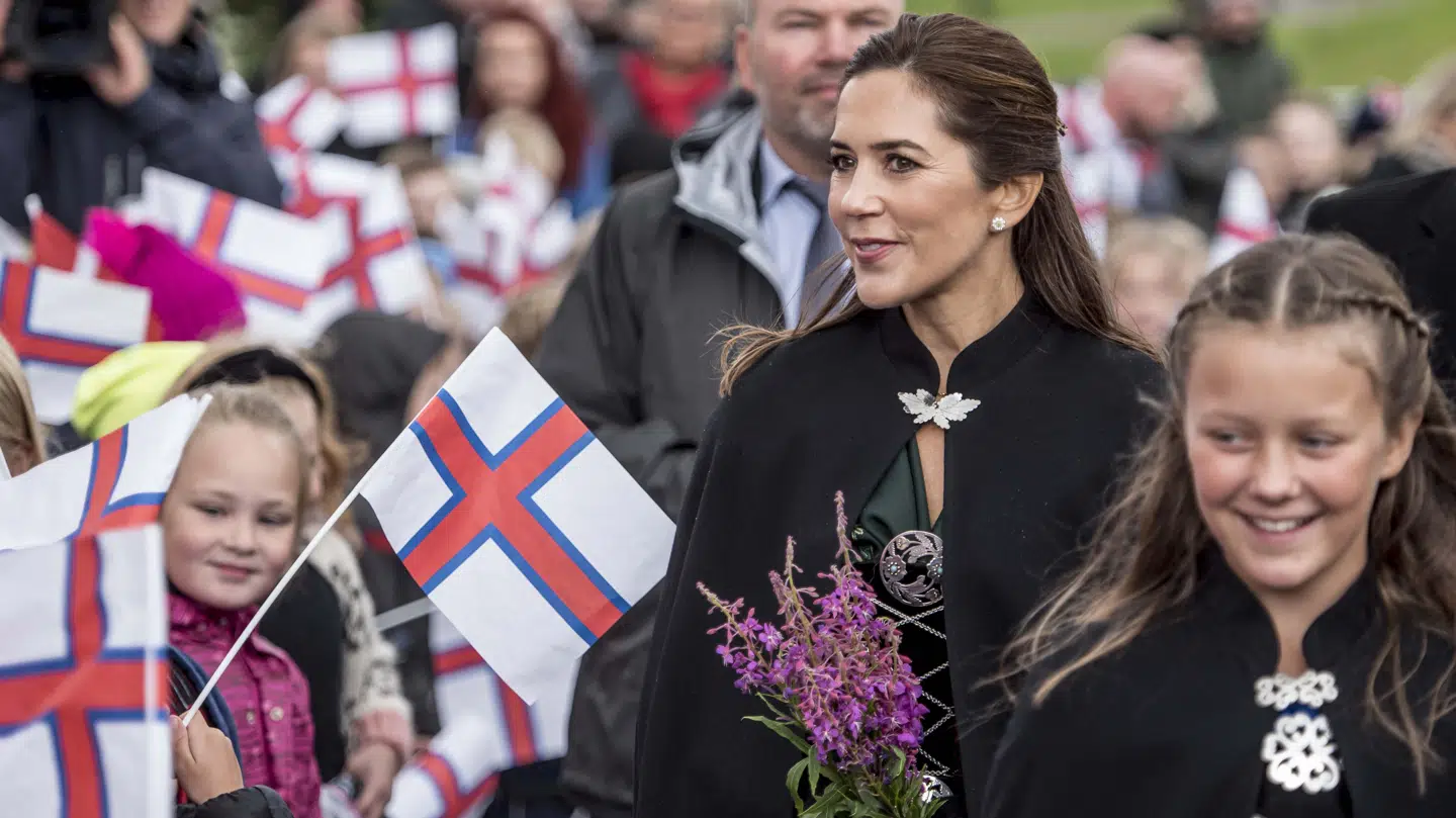 Kronprinsesse Mary besøgte fredag syngende børn ved Osalund i forbindelse med kronprinsfamiliens officielle besøg på Færøerne.