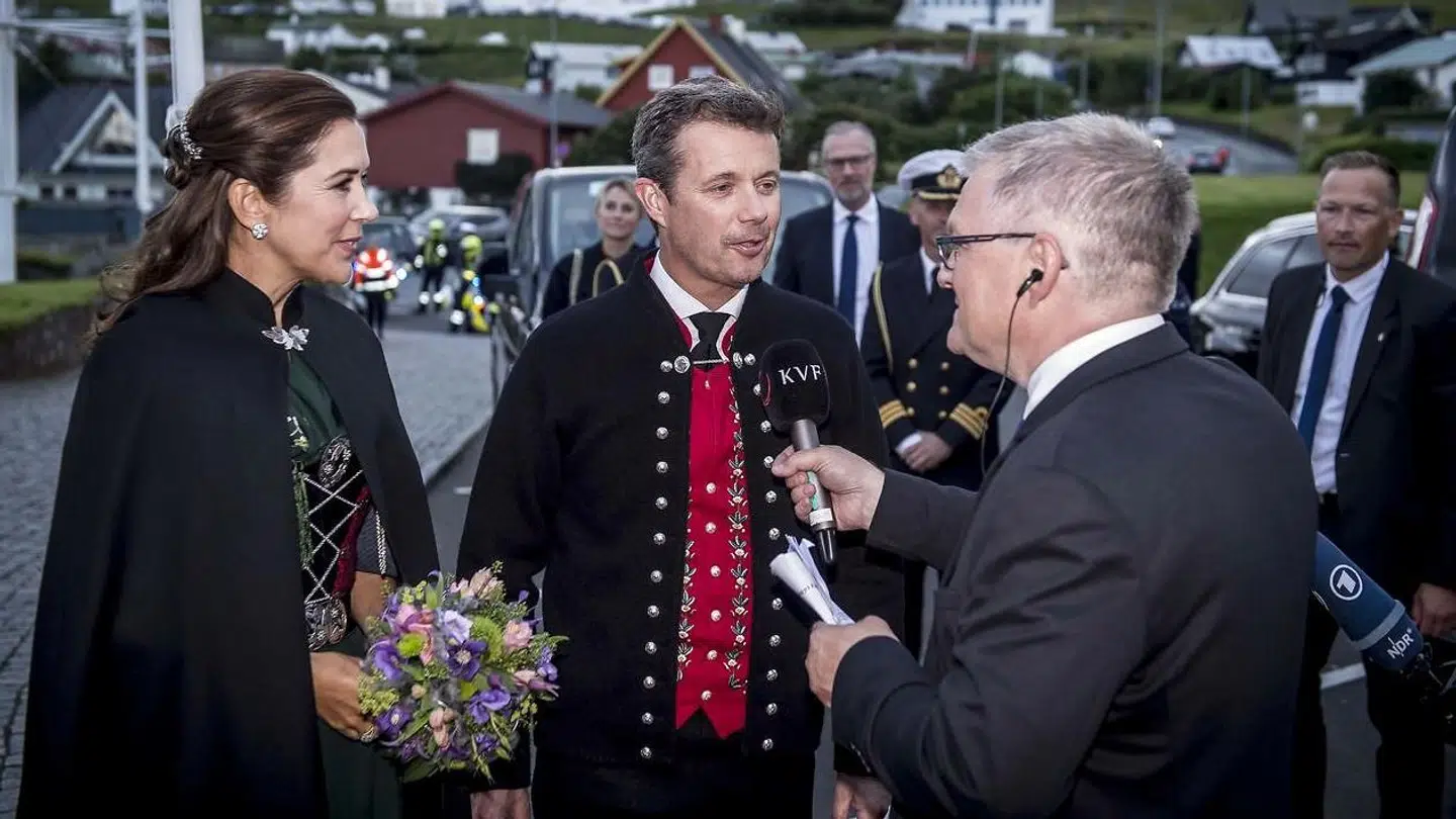 Kronprinsparret blev interviewet til færøsk tv ved ankomst til Nordens Hus og fortalte blandt andet, at de royale børn har nydt at komme til Færøerne.