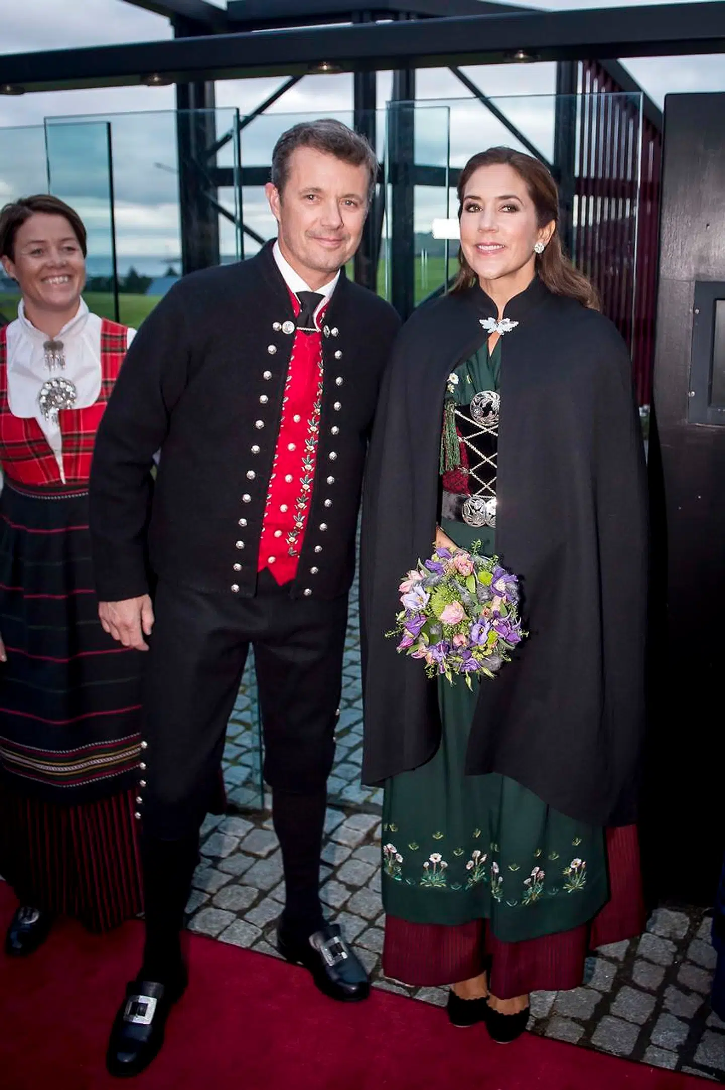 Kronprinsesse Mary og kronprins Frederik ankom til Nordens Hus i færøske nationaldragter.