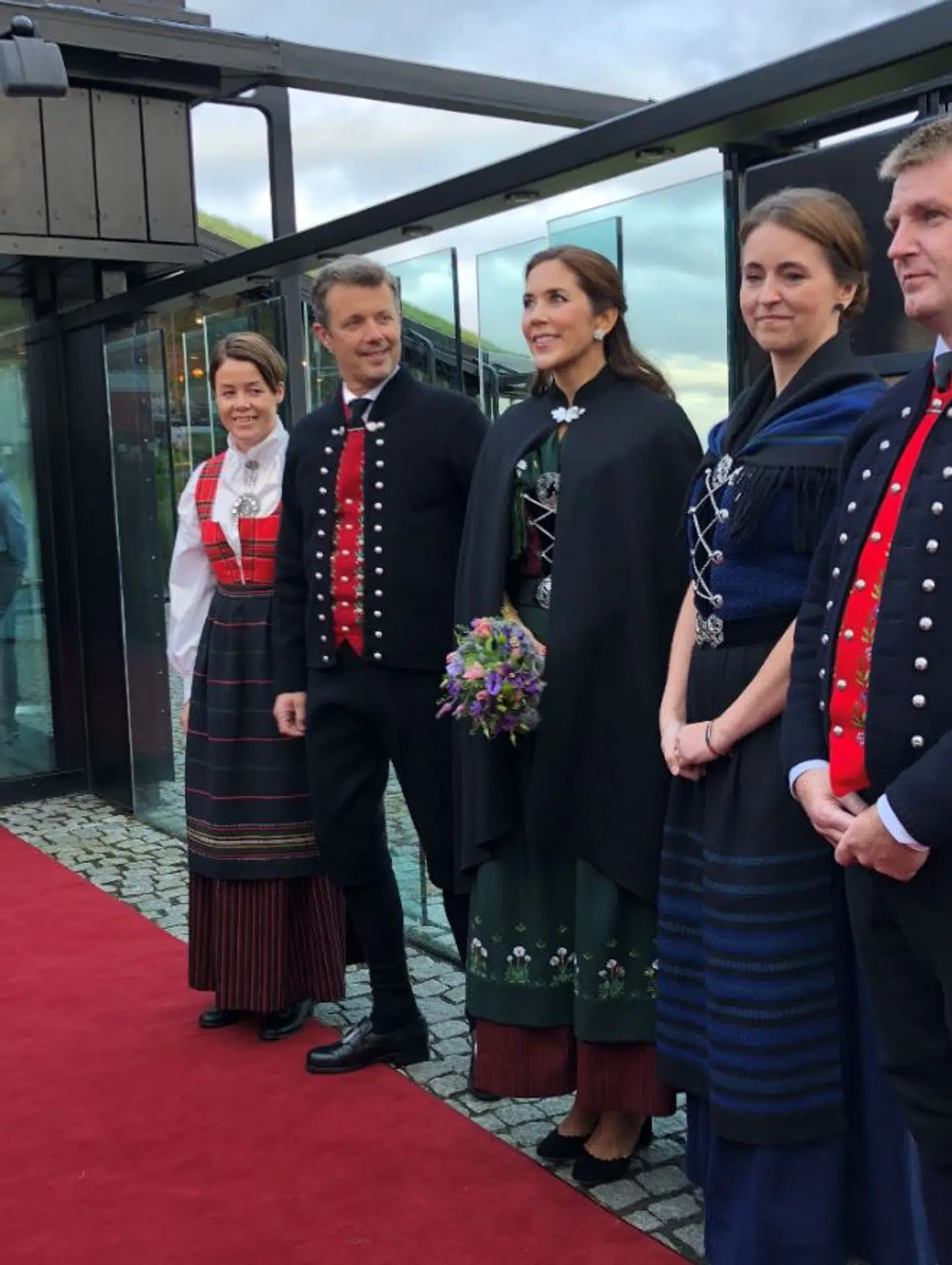 Kronprinsparret ankom torsdag aften til festmiddag i Nordens Hus i Tórshavn.