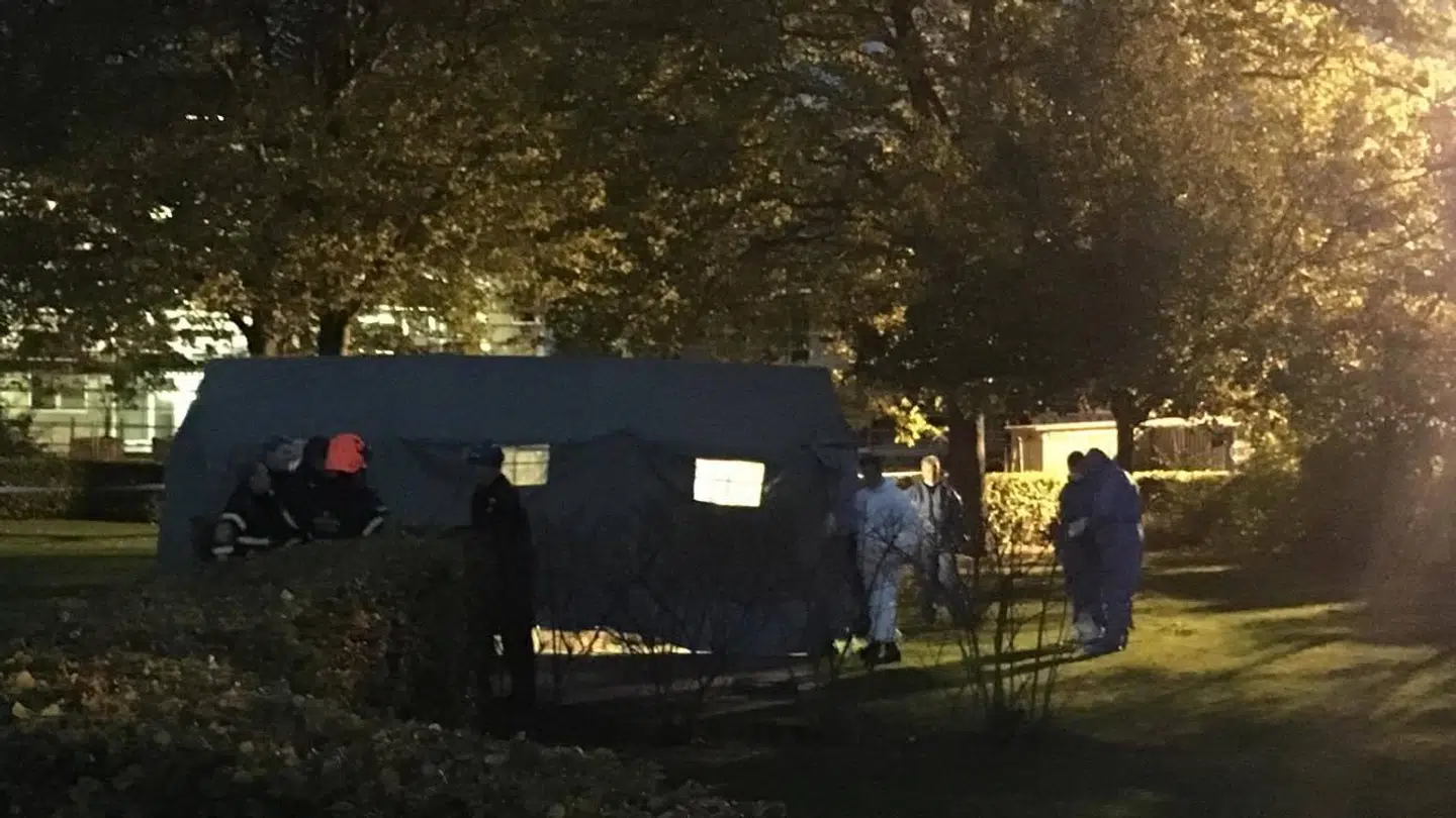 Efterforskere undersøger findestedet i boligområdet i Glostrup, hvor barneliget blev fundet gravet ned i oktober sidste år.