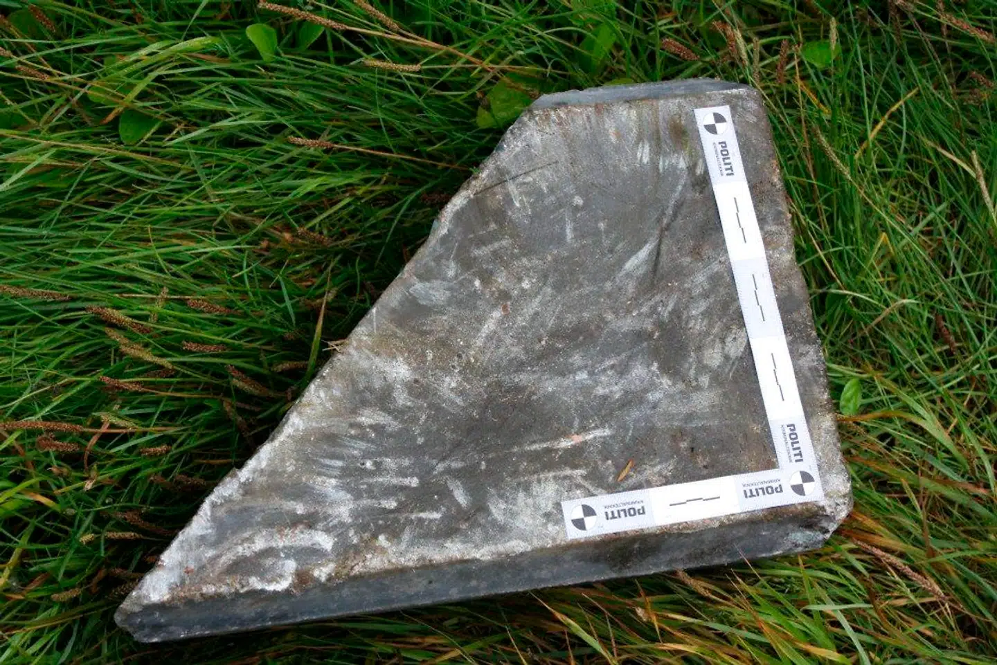 Den såkaldt danblok type 2-hjørnesten, der blev kastet ned fra motorvejsbroen.