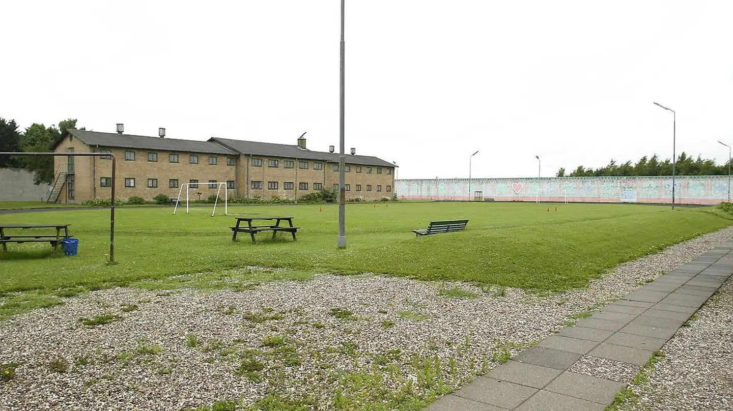 Peter Madsen flyttes til Anstalten ved Herstedvester, når der er plads til ham, oplyste hans advokat, Betina Hald Engmark, forleden til B.T., efter at den drabsdømte blev overfaldet af en 18-årig.