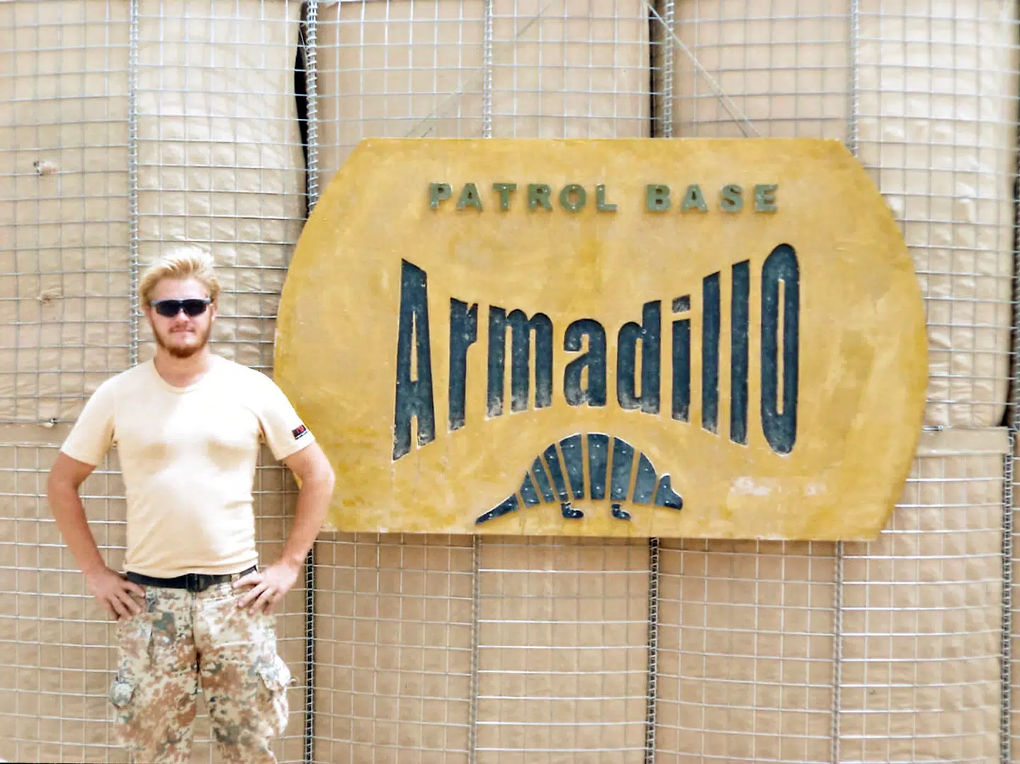 Claus Hauge Kristensen foran skiltet ind til Armadillo. (PRIVATFOTO)