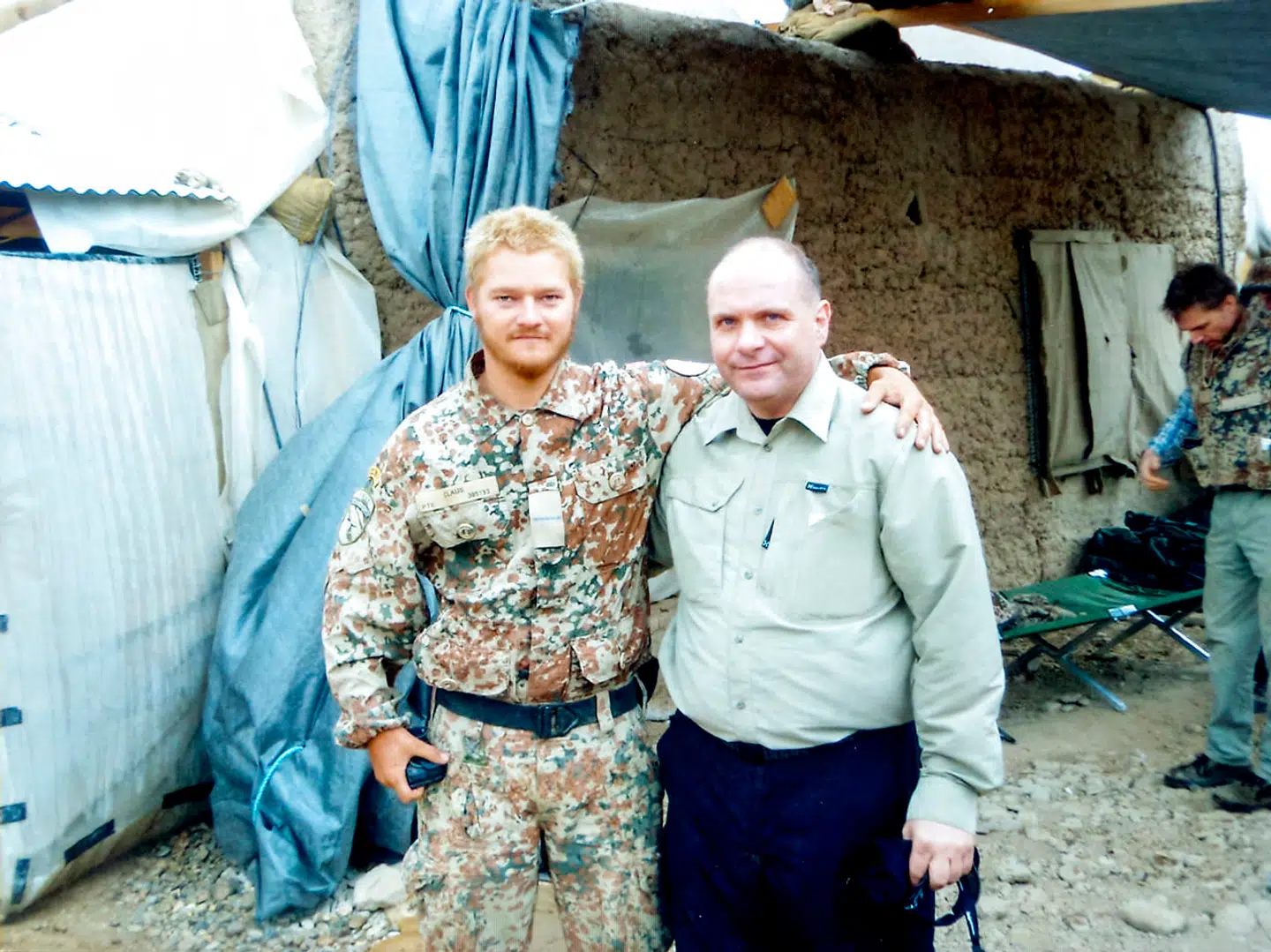 Claus Hauge sammen med daværende forsvarsminister Søren Gade, som besøgte Armadillo. (PRIVATFOTO)