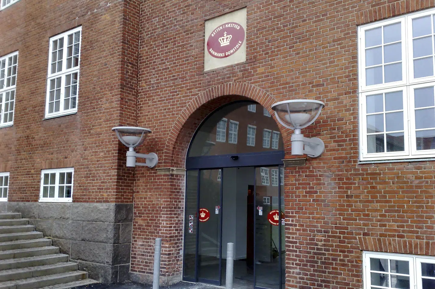 Det bliver her ved byretten i Næstved, at den 37-årige far skal have behandlet sin sag om vold og frihedsberøvelse mod sine små døtre.