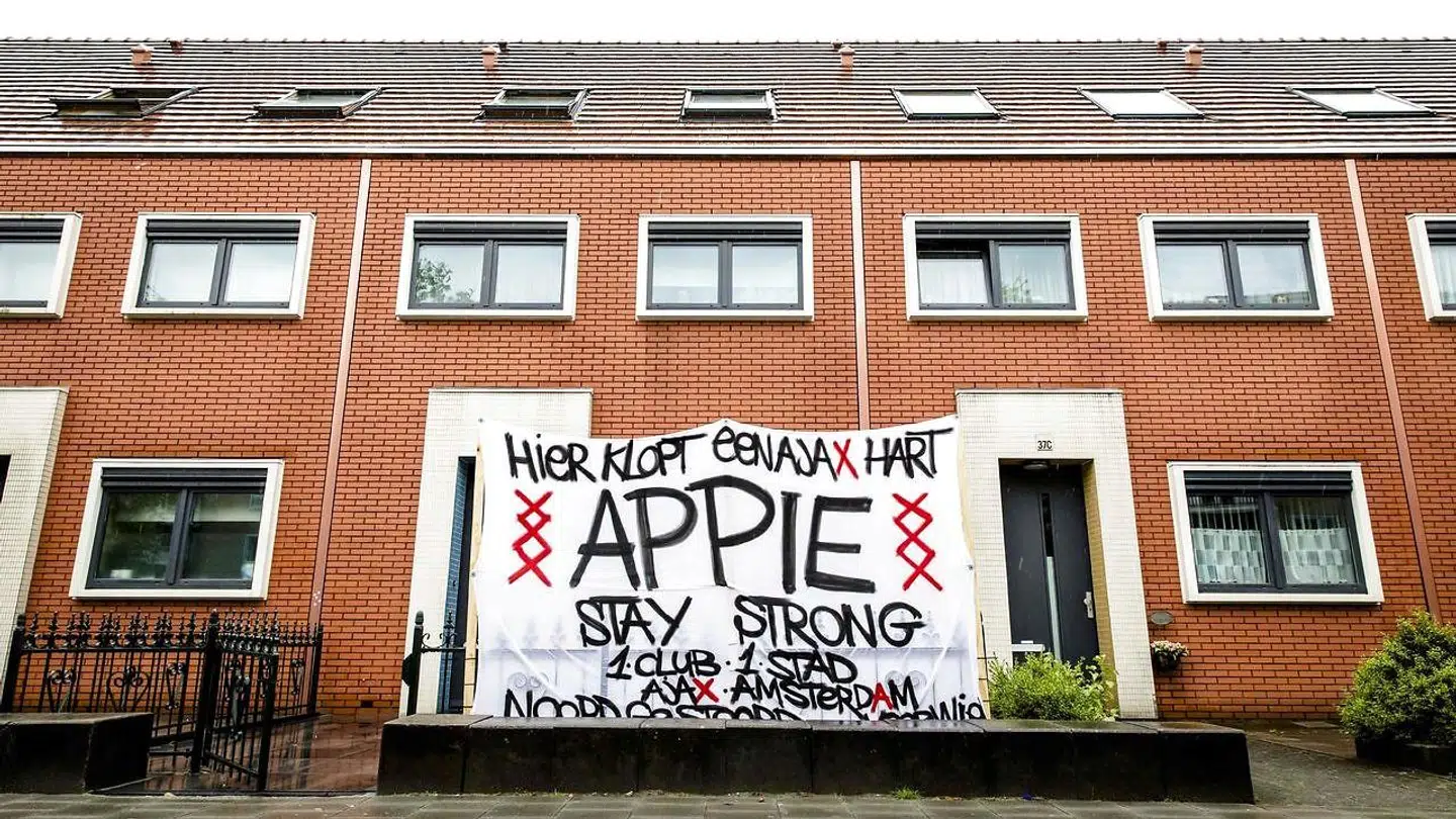 Mange fans viste deres støtte til den unge spiller.