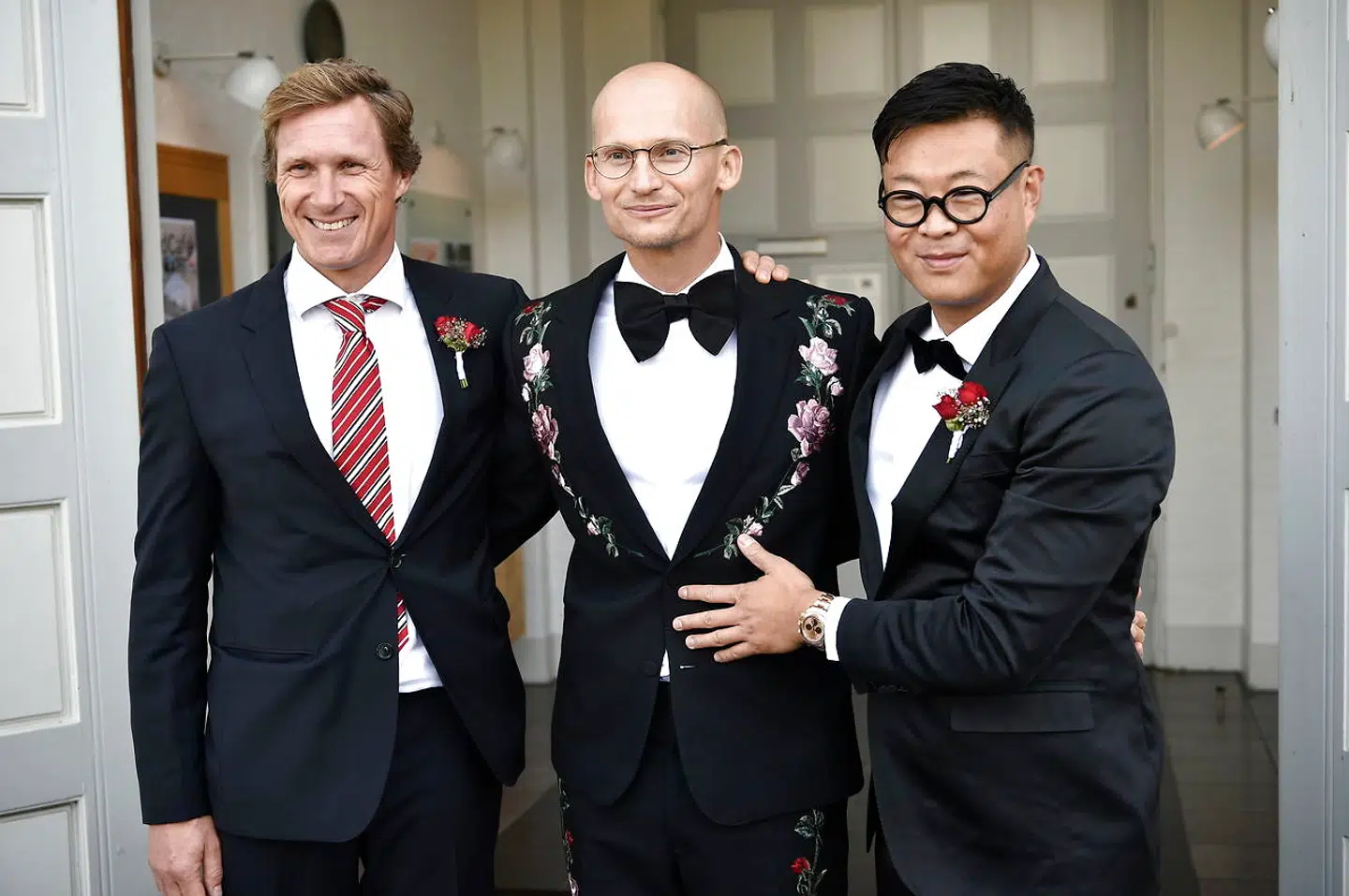 Christian Stadil og Alice Brunsø vies i Messiaskirken i Charlottenlund. Parrets tre små børn, Winston, Hamilton og Harper på mellem to og fem år, deltager i selve vielsen som brudepige og brudedrenge.