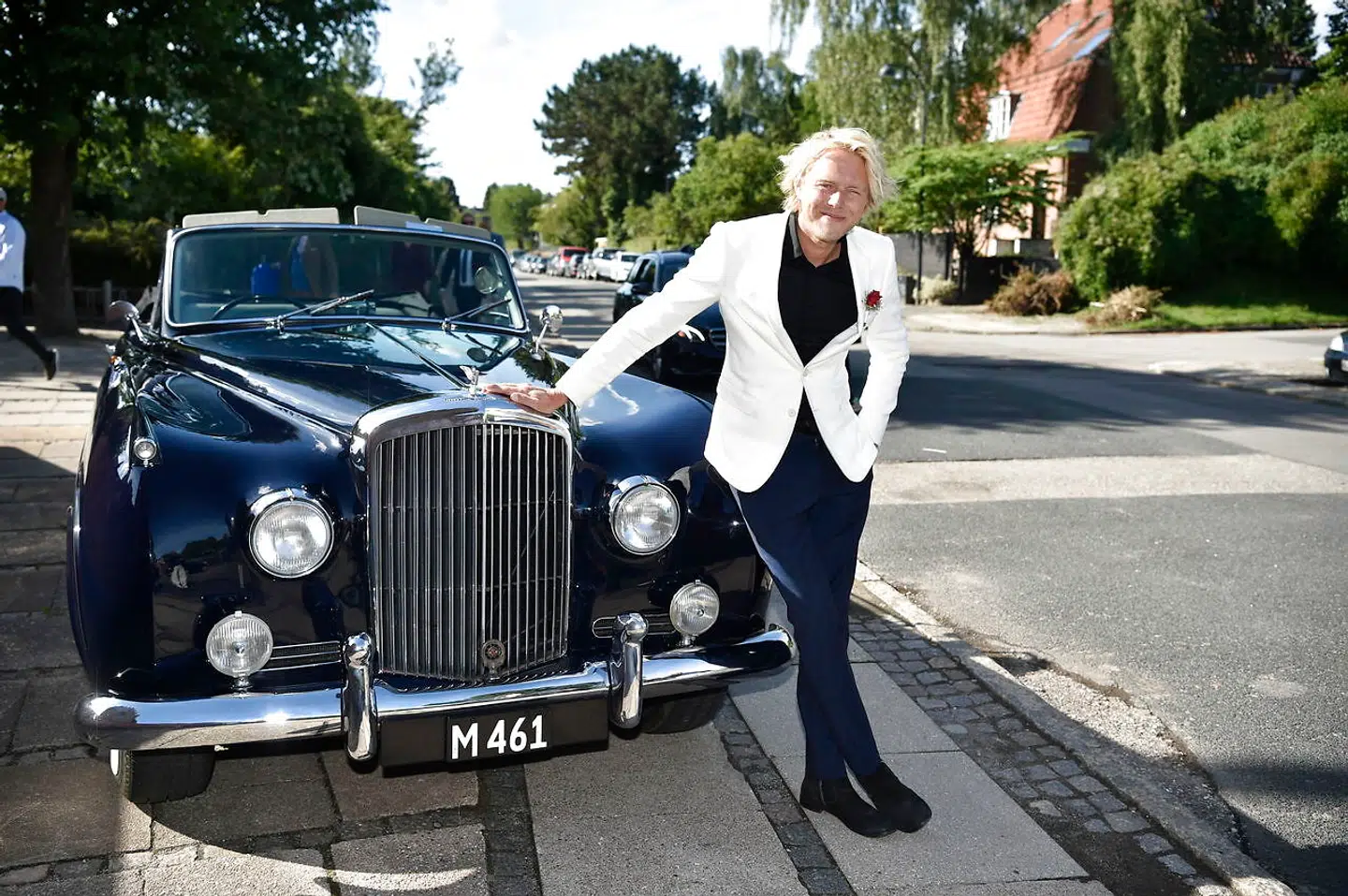 Christian Stadil og Alice Brunsø vies i Messiaskirken i Charlottenlund. Parrets tre små børn, Winston, Hamilton og Harper på mellem to og fem år, deltager i selve vielsen som brudepige og brudedrenge.