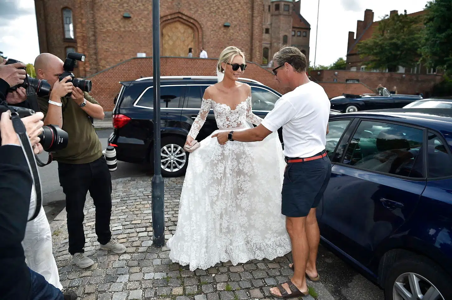 Christian Stadil og Alice Brunsø vies i Messiaskirken i Charlottenlund. Parrets tre små børn, Winston, Hamilton og Harper på mellem to og fem år, deltager i selve vielsen som brudepige og brudedrenge.