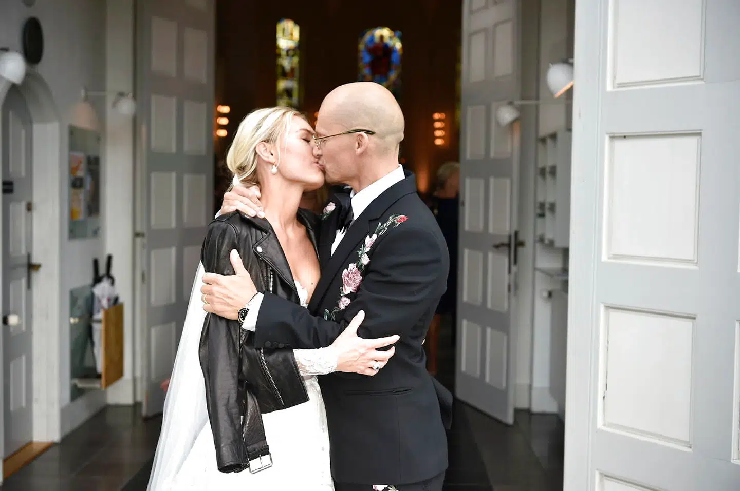 Christian Stadil og Alice Brunsø vies i Messiaskirken i Charlottenlund. Parrets tre små børn, Winston, Hamilton og Harper på mellem to og fem år, deltager i selve vielsen som brudepige og brudedrenge.