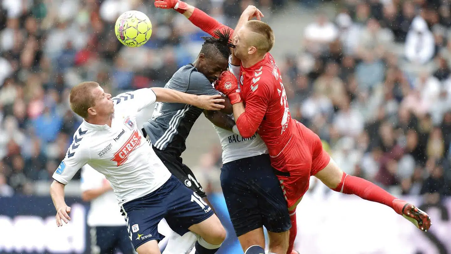 Alexander Jovanovic, AGF målmand bokser bolden væk for næsen af Dame N'Doye.