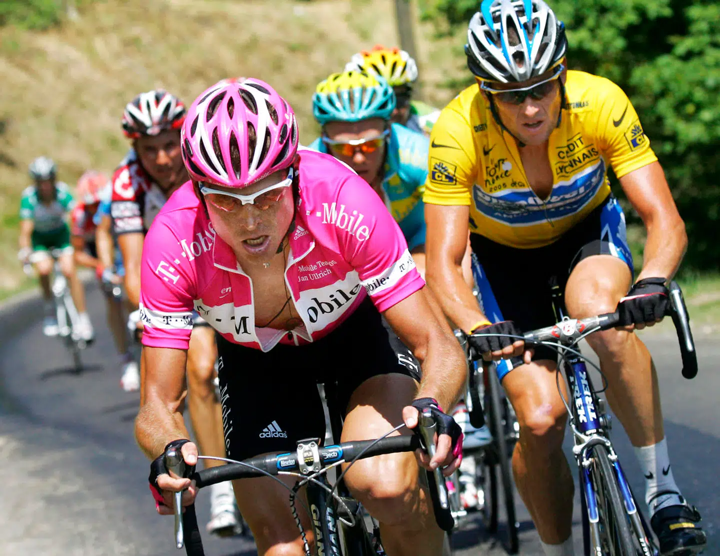 Jan Ullrich (tv.) og Lance Armstrong (i gult) kæmper om Tour-sejren tilbage i 2005.