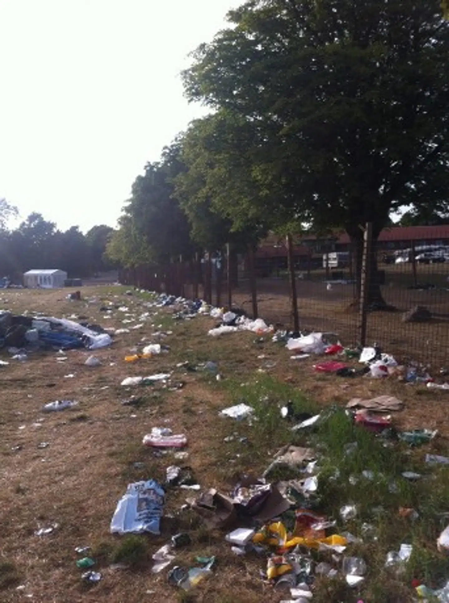 Tre uger efter festivallen er det sidste affald stadig ikke ryddet op. Nu har naboerne fået nok. Billedet her er ifølge B.T.s oplysninger taget lørdag en uge efter festivalen.