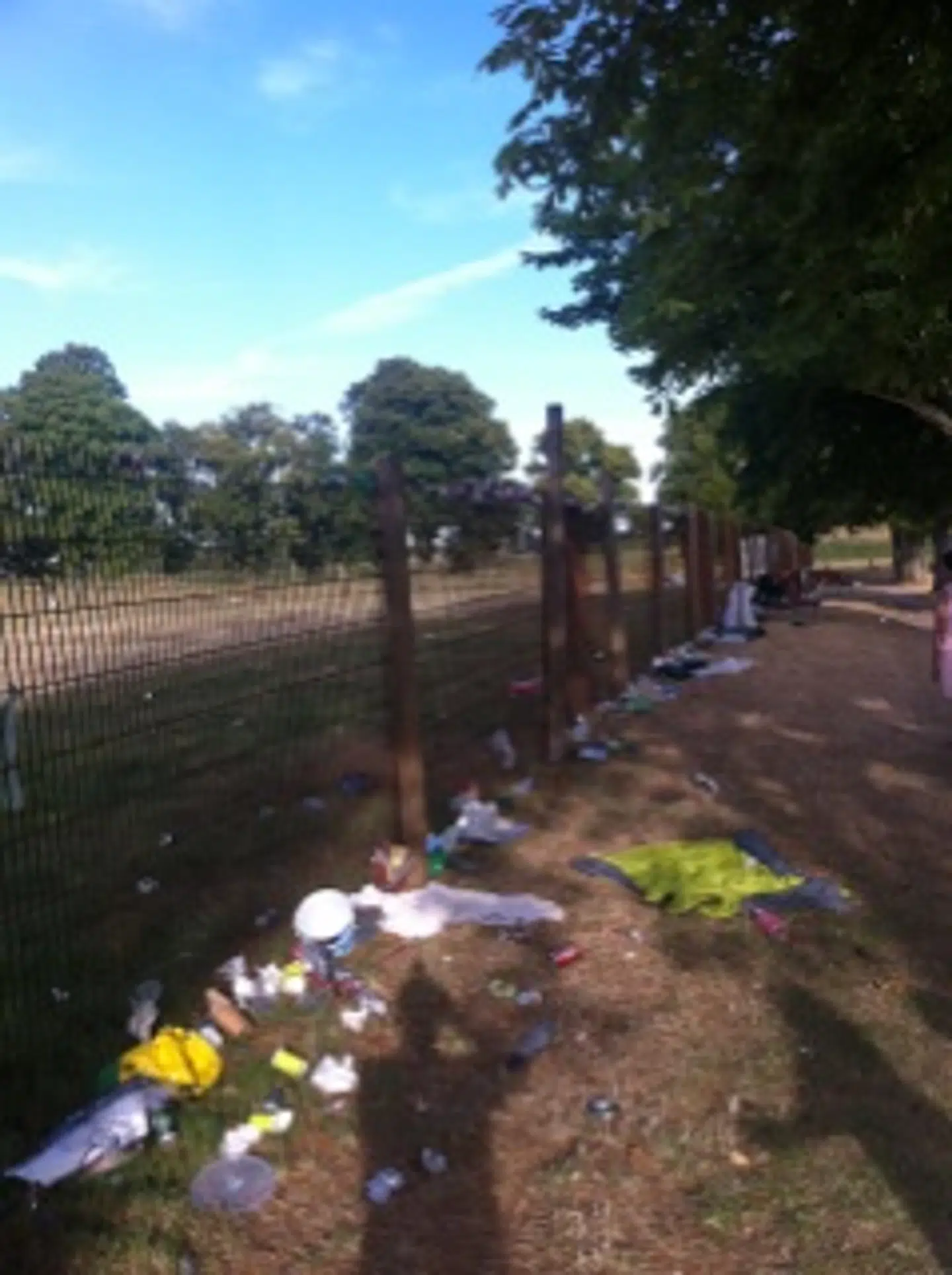 Affaldet er ifølge Torbjørn Brun Madsen blæst ud over flere marker og bl.a. ind til nogle køer. Billedet her er ifølge B.T.s oplysninger taget lørdag en uge efter festivalen.