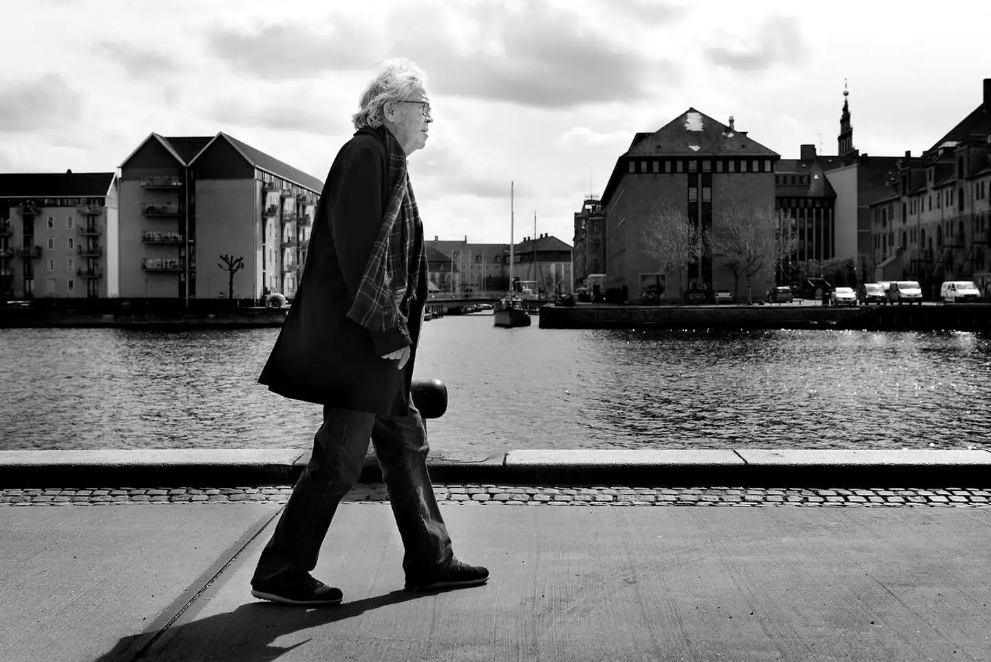 Jørgen Leth er blevet overbevist om, at det er en god ide at holde sig i gang med at gå. Men på skrøbelige ben er det en viljeshandling mere end noget andet.