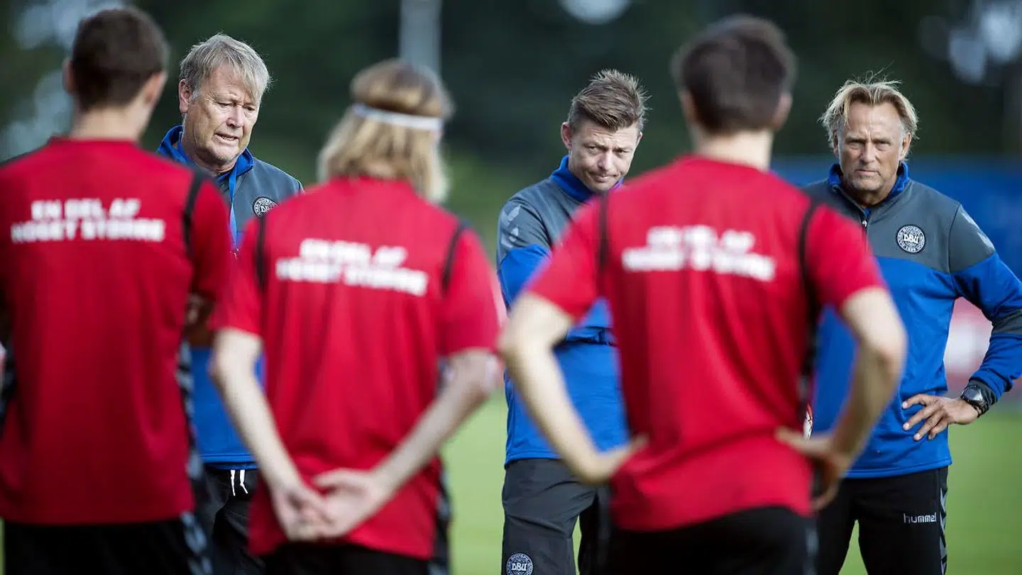 Lars Høgh (yderst th.) er en del af det danske fodboldlandshold.