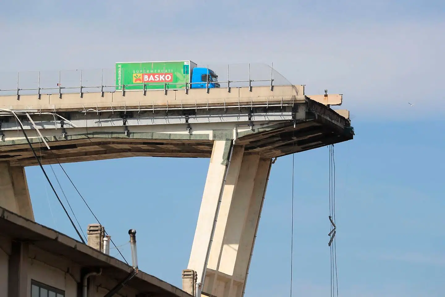 Få meter adskilte denne lastbil fra også at styrte i døden, da motorvejsbroen styrtede sammen.