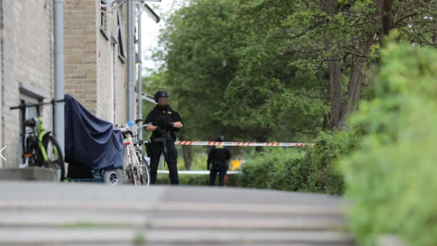 Politiet var fredag aften massivt til stede i den urohærgede bydel Tingbjerg i København.