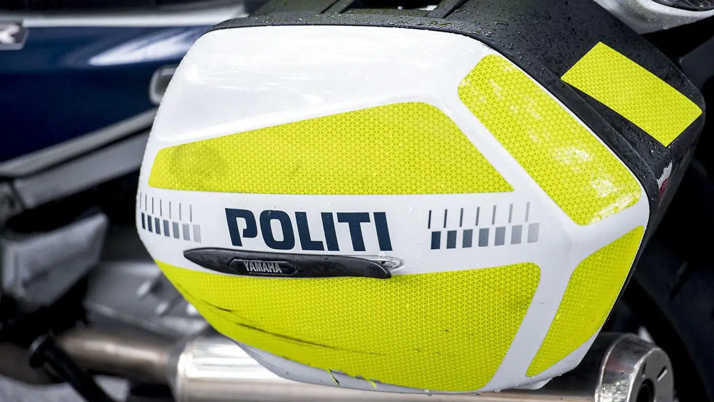 Københavns Vestegns Politi efterlyser flugtbilist, der påkørte en kvindes bil med vilje.